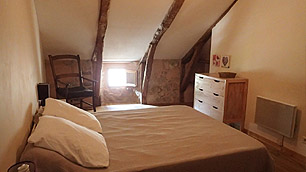 une chambre	avec un lit en 160