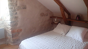 une chambre avec un lit en 140